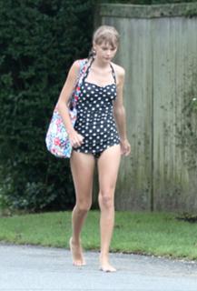 Taylor Swift feet photo thumbnail