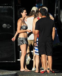 Katy Perry feet photo thumbnail