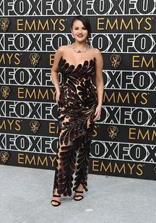 Selena Gomez feet photo thumbnail