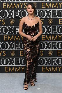 Selena Gomez feet photo thumbnail