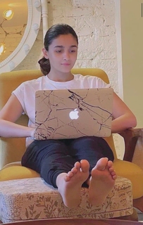 Alia Bhatt feet photo thumbnail