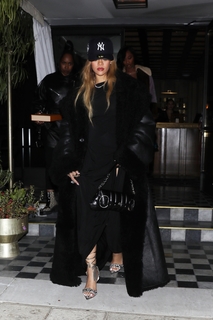 Rihanna feet photo thumbnail