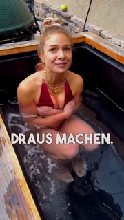 Lola Weippert feet photo thumbnail