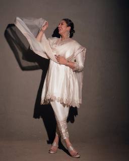 Huma Qureshi feet photo thumbnail