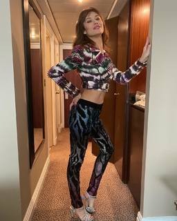Olga Kurylenko feet photo thumbnail