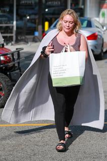 Hilary Duff feet photo thumbnail