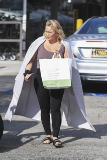 Hilary Duff feet photo thumbnail