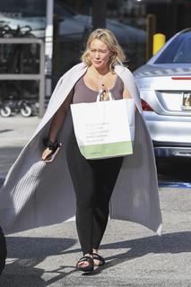 Hilary Duff feet photo thumbnail
