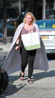 Hilary Duff feet photo thumbnail
