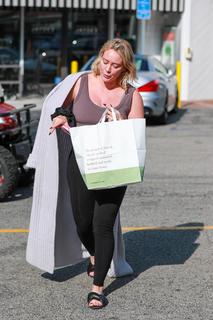 Hilary Duff feet photo thumbnail
