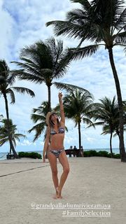 Carolina Ardohain feet photo thumbnail