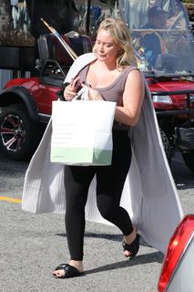 Hilary Duff feet photo thumbnail