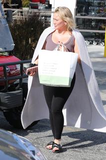 Hilary Duff feet photo thumbnail