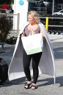 Hilary Duff feet photo thumbnail