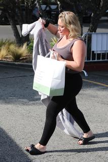 Hilary Duff feet photo thumbnail