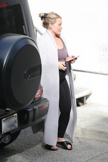 Hilary Duff feet photo thumbnail