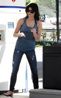 Ashley Greene feet photo thumbnail