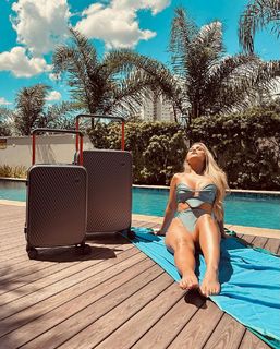 Carla Diaz feet photo thumbnail