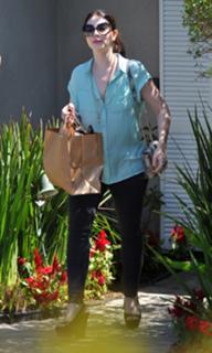 Michelle Trachtenberg feet photo thumbnail