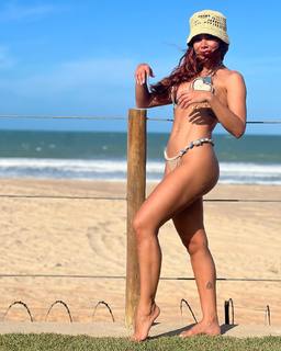 Anitta feet photo thumbnail