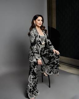 Madhuri Dixit feet photo thumbnail