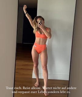 Lola Weippert feet photo thumbnail
