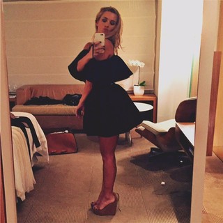 Carolina Dieckmann feet photo thumbnail