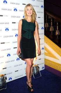 Rosamund Pike feet photo thumbnail