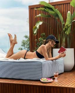 Alessandra Ambrosio feet photo thumbnail