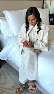 Mindy Kaling feet photo thumbnail