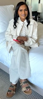 Mindy Kaling feet photo thumbnail