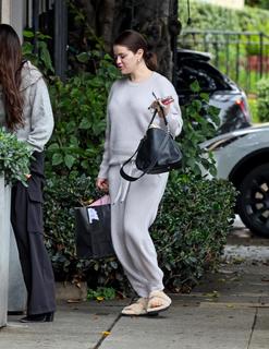 Selena Gomez feet photo thumbnail