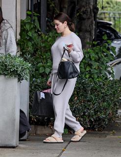 Selena Gomez feet photo thumbnail