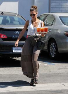 Jessica Alba feet photo thumbnail