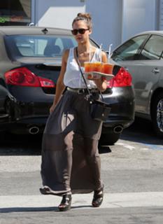 Jessica Alba feet photo thumbnail