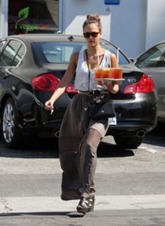 Jessica Alba feet photo thumbnail