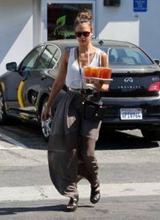 Jessica Alba feet photo thumbnail
