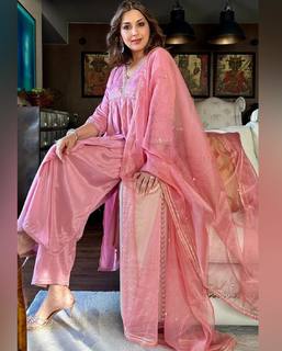 Sonali Bendre feet photo thumbnail