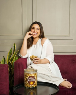 Parineeti Chopra feet photo thumbnail