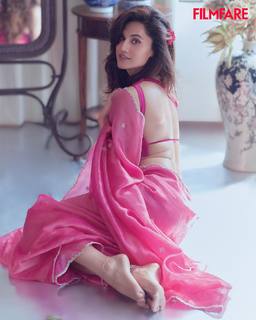 Taapsee Pannu feet photo thumbnail