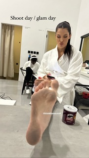 Iris Mittenaere feet photo thumbnail