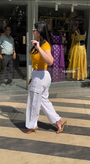 Zareen Khan feet photo thumbnail