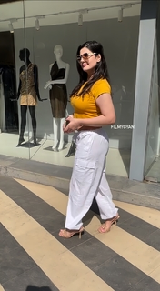 Zareen Khan feet photo thumbnail