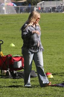 Hilary Duff feet photo thumbnail