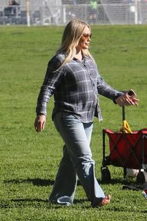 Hilary Duff feet photo thumbnail