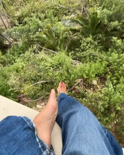 Brooke Burke feet photo thumbnail