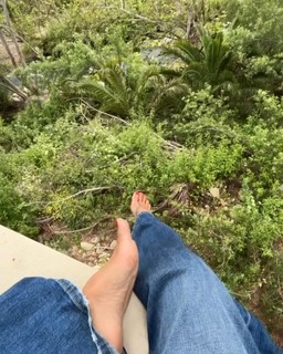 Brooke Burke feet photo thumbnail