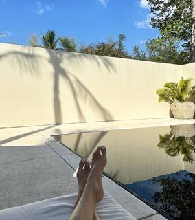 Alessandra Ambrosio feet photo thumbnail