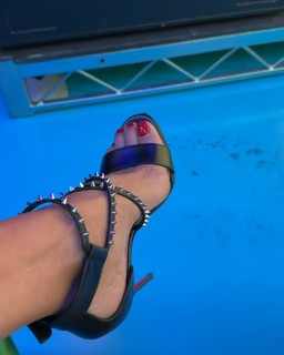 Brooke Burke feet photo thumbnail