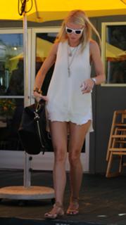 Gwyneth Paltrow feet photo thumbnail